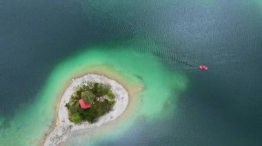 Muhteşem Eibsee Bavyera 'da Alman Alplerinde yukarıdan