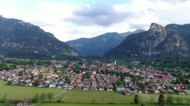 Almanya 'nın Bavyera kentindeki Oberammergau şehrinde hava manzarası