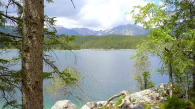 Bavyera 'daki güzel Eibsee dinlenmek için popüler bir yerdir. 