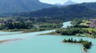 Almanya 'nın Fuessen kentindeki Forggensee Gölü üzerindeki hava manzarası 