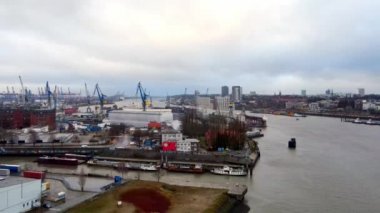 Hamburg Limanı 'ndaki rıhtım üzerinde uçuş