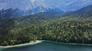 Muhteşem Eibsee Bavyera 'da Alman Alplerinde yukarıdan