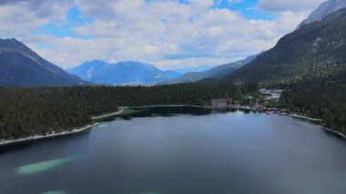 Muhteşem Eibsee Bavyera 'da Alman Alplerinde yukarıdan