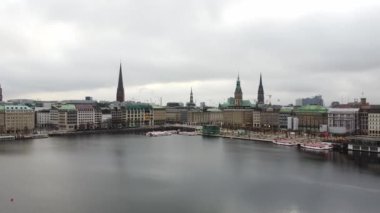 Hamburg 'un güzel şehir merkezinde Alster Nehri