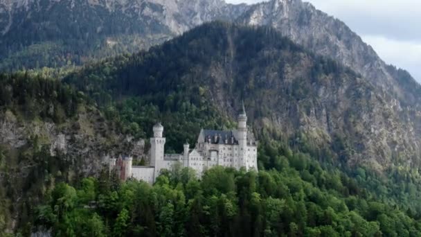 Das berühmte Schloss Neuschwanstein in Bayern — Stockvideo