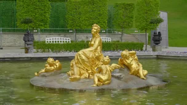 Piękne ogrody zamku Linderhof w Niemczech - LINDERHOF, NIEMCY - MAJ 27, 2020 — Wideo stockowe