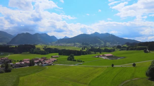 Voo sobre a bela paisagem rural da Baviera Allgau nos Alpes Alemães — Vídeo de Stock