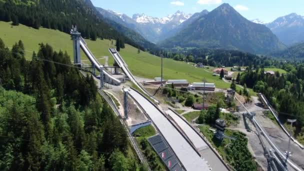 World famous Ski Jump Arena in Oberstdorf Germany - OBERSTDORF, ALEMANHA - 25 de maio de 2020 — Vídeo de Stock