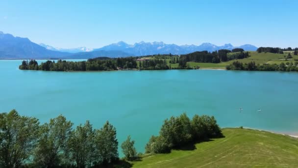 Widok z lotu ptaka na jezioro Forggensee w mieście Fuessen w Niemczech — Wideo stockowe