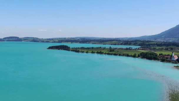 ドイツのフエッセン市のフォルゲンゼー湖の上空からの眺め — ストック動画
