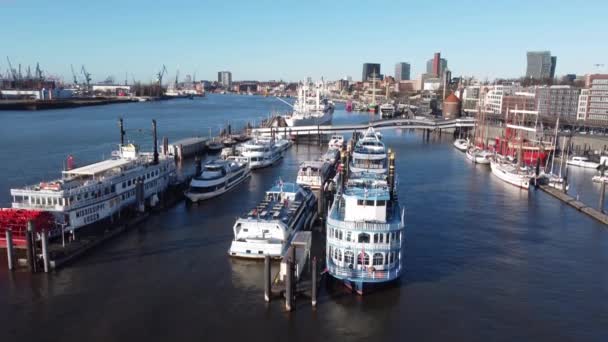 Porto de Hamburgo no distrito de Harbour City - HAMBURG, ALEMANHA - DEZEMBRO 25, 2020 — Vídeo de Stock