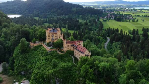 Διάσημο κάστρο Hohenschwangau στη Βαυαρία της Γερμανίας - το ψηλό κάστρο — Αρχείο Βίντεο