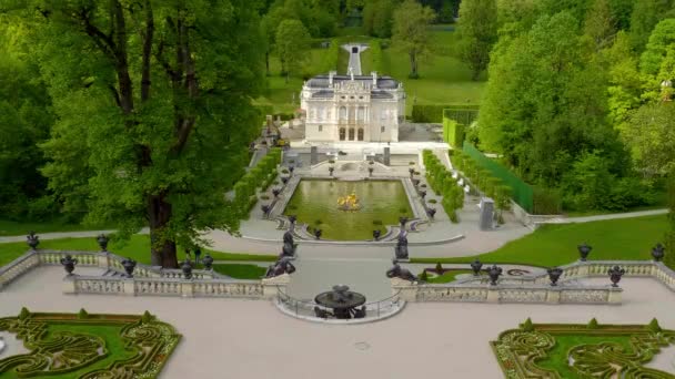 Kasteel Linderhof van koning Ludwig in Beieren - LINDERHOF, DUITSLAND - 27 mei 2020 — Stockvideo