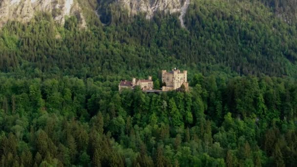 Διάσημο κάστρο Hohenschwangau στη Βαυαρία της Γερμανίας - το ψηλό κάστρο — Αρχείο Βίντεο
