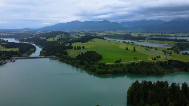 Vuelo sobre el hermoso paisaje rural de Baviera Allgau en los Alpes alemanes — Vídeo de stock