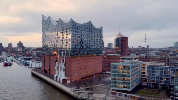 Slavná Hamburská koncertní síň Elbphilharmonie v přístavu - HAMBURG, NĚMECKO - 24. prosince 2020 — Stock video