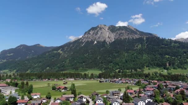 Let nad úžasnou krajinou Bavorska v Oberstdorfu — Stock video