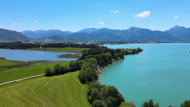 Vista aérea sobre el lago Forggensee en la ciudad de Fuessen en Alemania — Vídeos de Stock