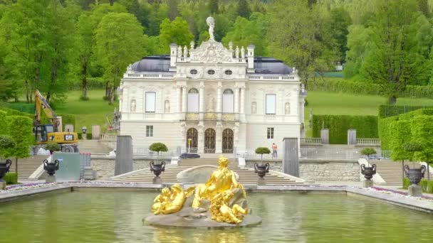 Замок Линдерхоф короля Людвига в Баварии - Линдерхоф, Германия - 27 мая 2020 года — стоковое видео
