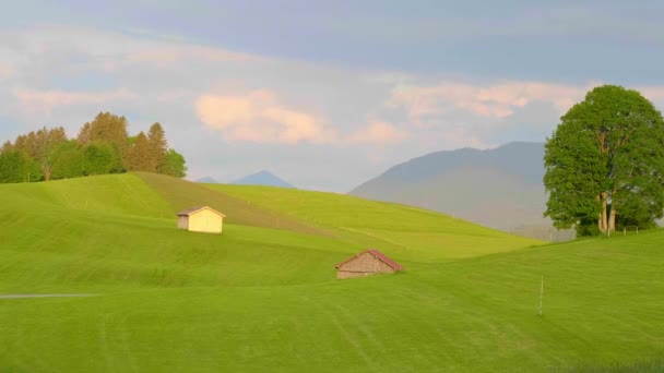 Typiskt landskap i Bayern och Allgau - de tyska Alperna — Stockvideo