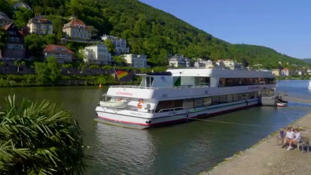 Łódź widokowa na rzece Neckar w Heidelbergu - HEIDELBERG, NIEMCY - MAJ 28, 2020 — Wideo stockowe