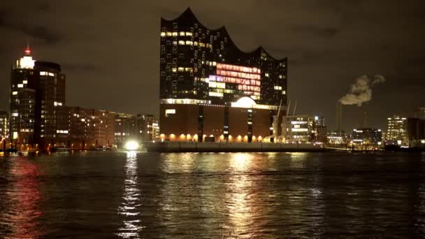 Mooie haven van Hamburg met Elbphilharmonie concertzaal 's nachts — Stockvideo