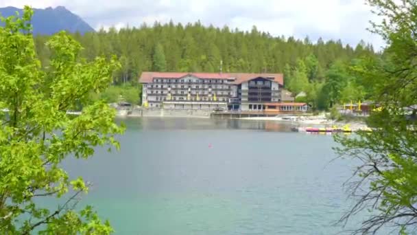 Zugspitze山のGrainauにある有名なEibsee Hotel - GRAINAU, Germany - 2020年5月26日 — ストック動画