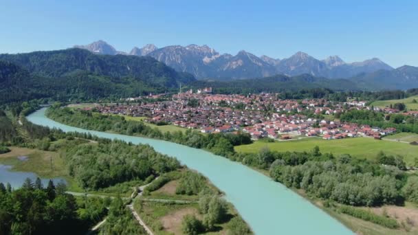 Widok z lotu ptaka na miasto Fuessen w Bawarii, Niemcy — Wideo stockowe