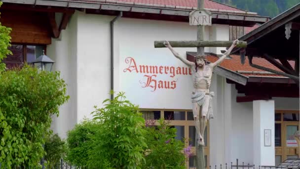 Bavyera 'daki Oberammergau şehir merkezinde haç - OBERAMMERGAU, ALMANY - 27 Mayıs 2020 — Stok video