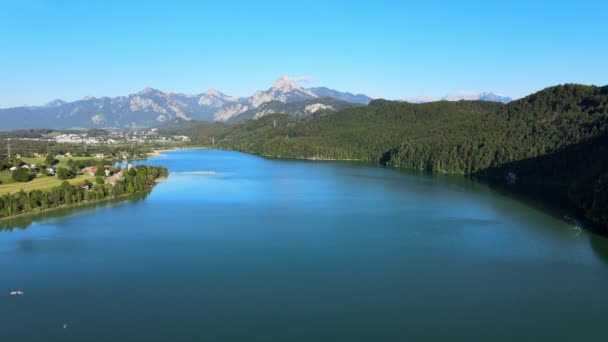 Lago Weissensee en Baviera - hermoso lago pequeño en el distrito de Allgau — Vídeos de Stock