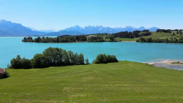 Letecký pohled na jezero Forggensee ve městě Fuessen v Německu — Stock video