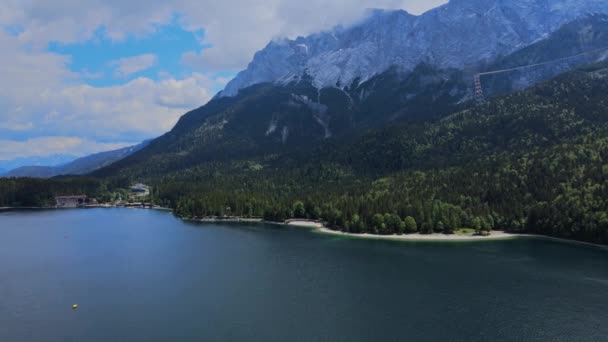 Чудесный Эйбзее в Баварии в немецких Альпах сверху — стоковое видео
