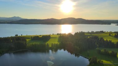 Almanya 'nın Fuessen kentindeki Forggensee Gölü üzerindeki hava manzarası 