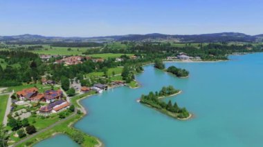 Almanya 'nın Fuessen kentindeki Forggensee Gölü üzerindeki hava manzarası 