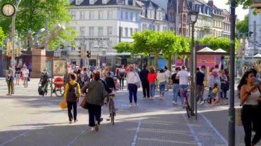 Heidelberg şehrindeki yaya bölgesi - HEIDELBERG, GERMANY - 28 Mayıs 2020