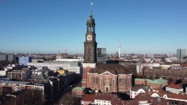 Hamburg şehrinde ünlü Aziz Michael Kilisesi Michel 'i çağırır.
