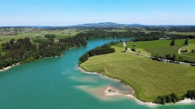 Almanya 'nın Fuessen kentindeki Forggensee Gölü üzerindeki hava manzarası 