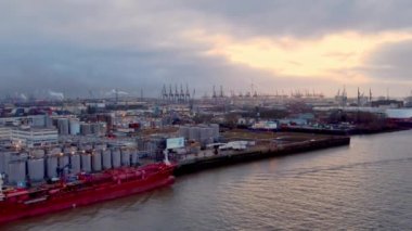 Hamburg 'da Hafencity denilen Liman Bölgesi - HAMBURG, GERMANY - 24 Aralık 2020