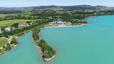 Almanya 'nın Fuessen kentindeki Forggensee Gölü üzerindeki hava manzarası 