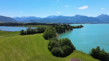 Almanya 'nın Fuessen kentindeki Forggensee Gölü üzerindeki hava manzarası 