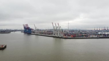 Hamburg Limanı üzerinde uçuş