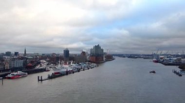 Hamburg Limanı üzerinde uçuş