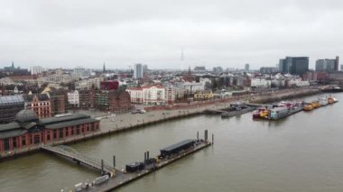 Bulutlu bir günde Hamburg Limanı