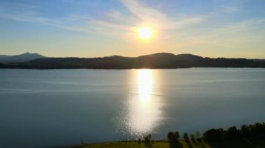 Almanya 'nın Fuessen kentindeki Forggensee Gölü üzerindeki hava manzarası 