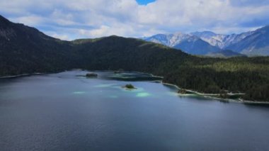 Muhteşem Eibsee Bavyera 'da Alman Alplerinde yukarıdan