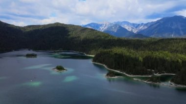 Muhteşem Eibsee Bavyera 'da Alman Alplerinde yukarıdan