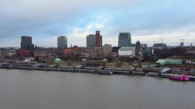 Hamburg Limanı üzerinde uçuş