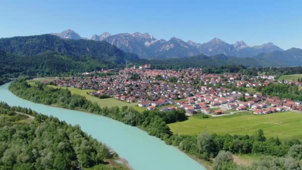 Вид з повітря над містом Фуссен у Баварії (Німеччина). — стокове відео