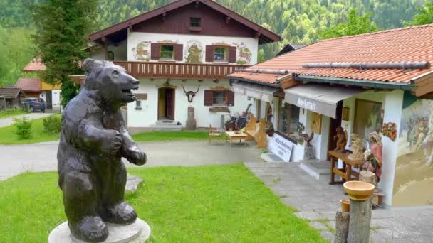 Loja de escultura de madeira na Baviera - ETTAL, ALEMANHA - MAIO 26, 2020 — Vídeo de Stock