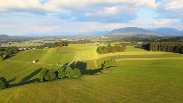 Flyg över det vackra landskapet på landsbygden i Bayern Allgau i de tyska Alperna — Stockvideo